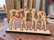 Kälberfreunde – Zwei Kälber aus Holz, 30...